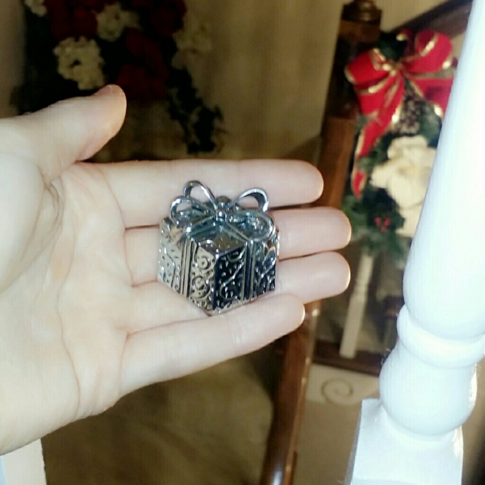Silver Present Pin - Picture 3 of 4